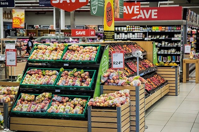 plastové přepravky v obchodě